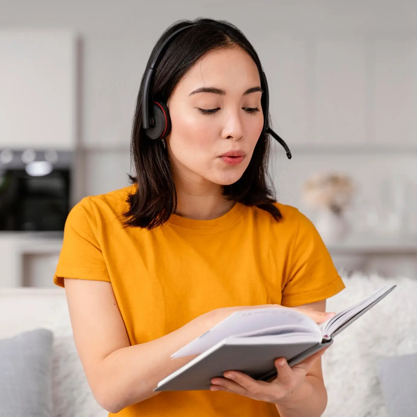 Eine Frau mit einem Headset für einen Videoanruf.