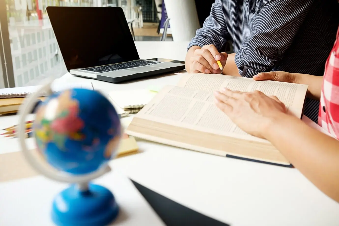 Sitzende, schreibende Frauen beim Brainstorming zum Thema Teilnahme.