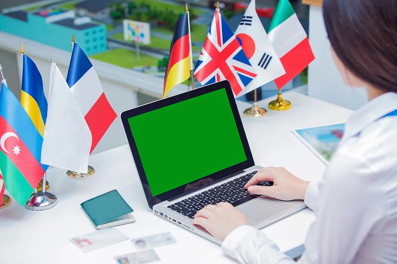 Mitarbeiterin arbeitet im Büro an einem Laptop.