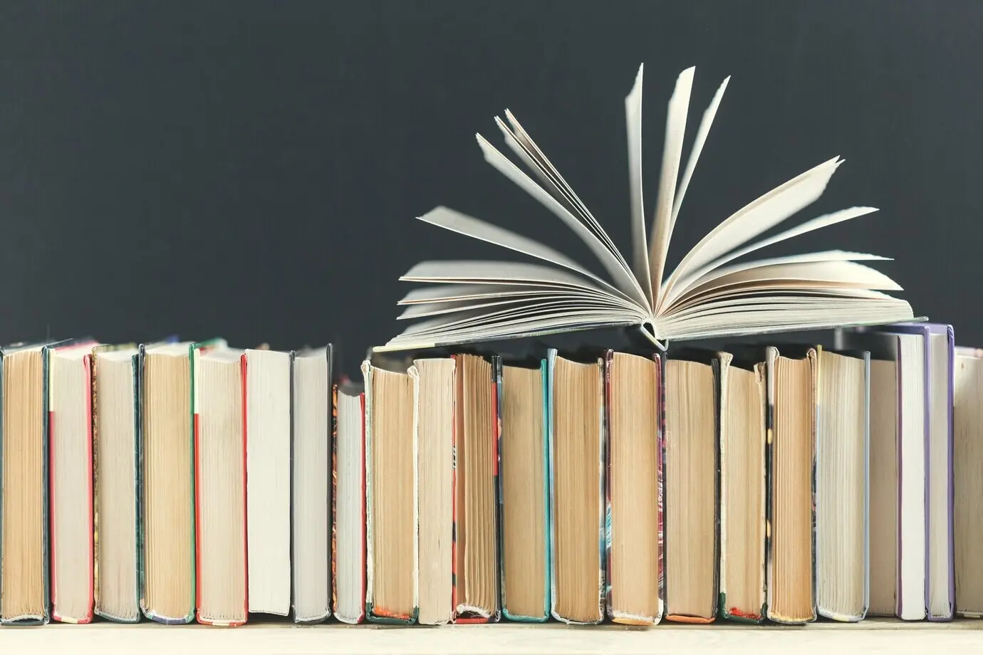 Komposition mit Büchern auf dem Tisch