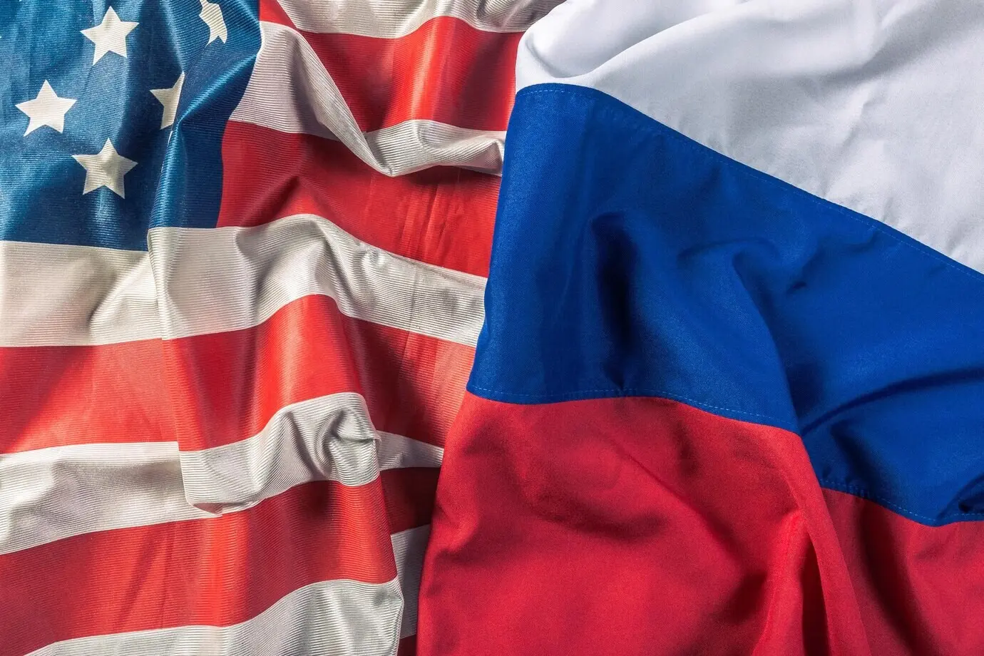Flagge der USA und Flagge Russlands